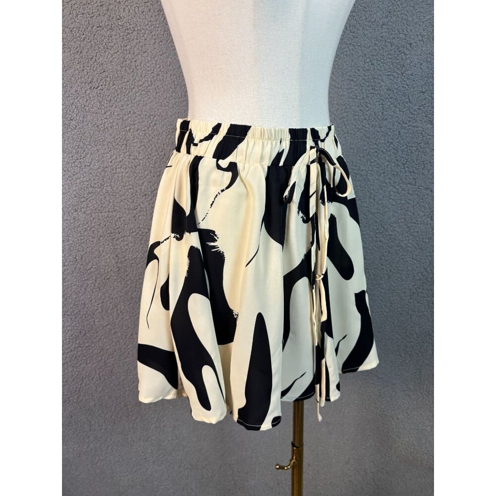 Cupshe Women's Beachside Muse Abstract Cover-Up Shorts Beige/Black Small NWT's. - Picture 2 of 8
